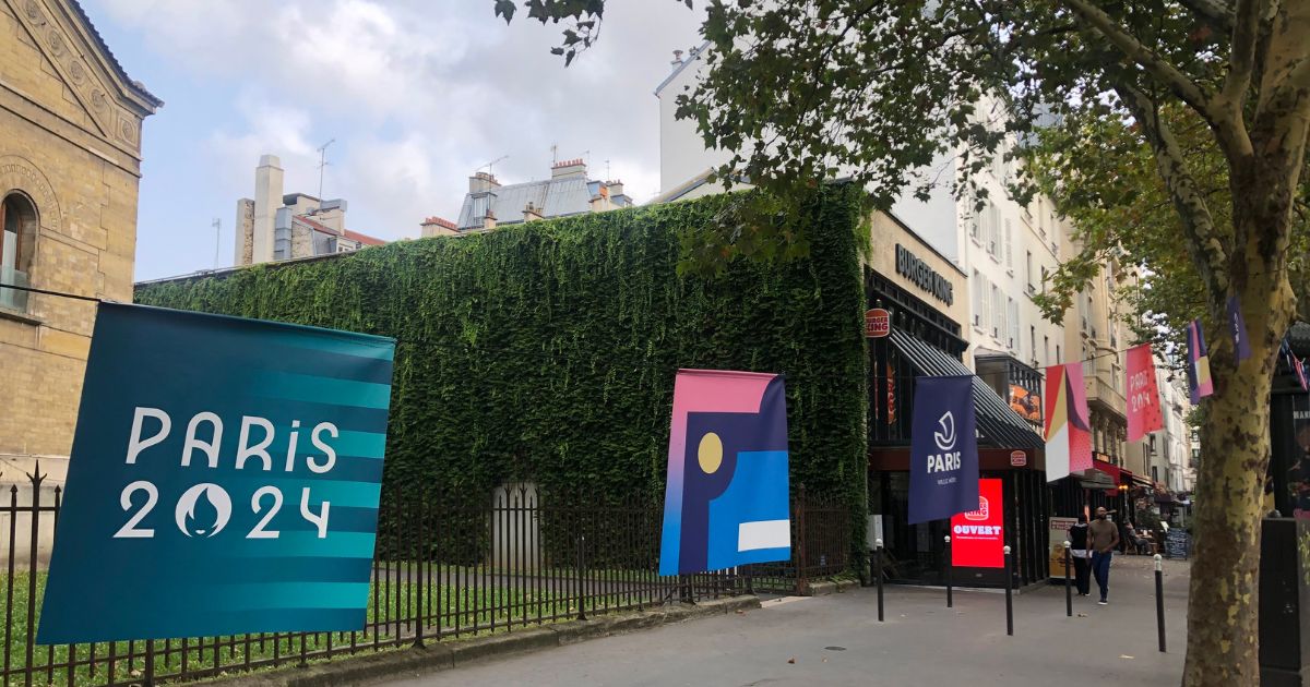 Paris banner Going for slow movement in Paris
