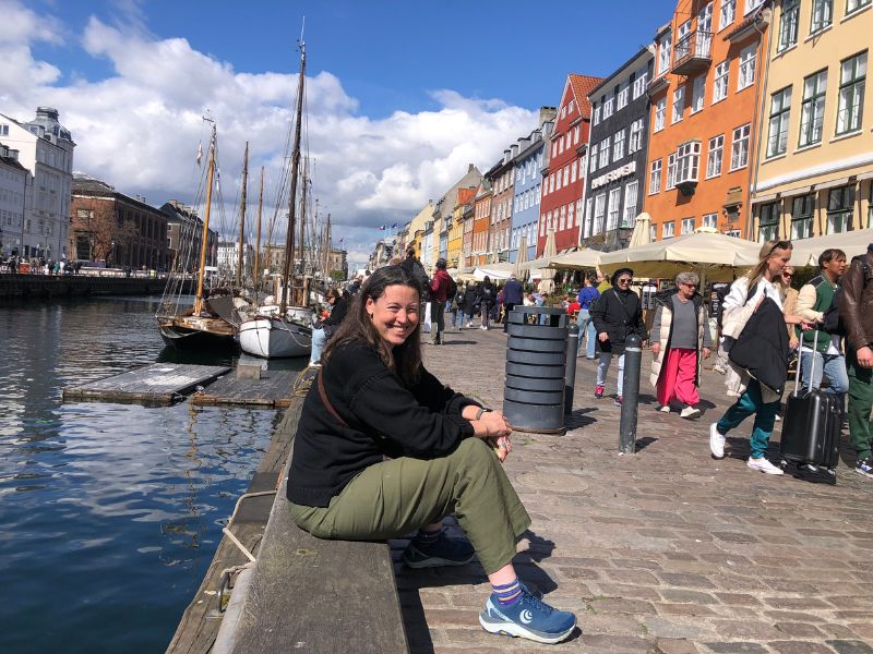 1 Sarah at the coloured townhouses of Nyhavn