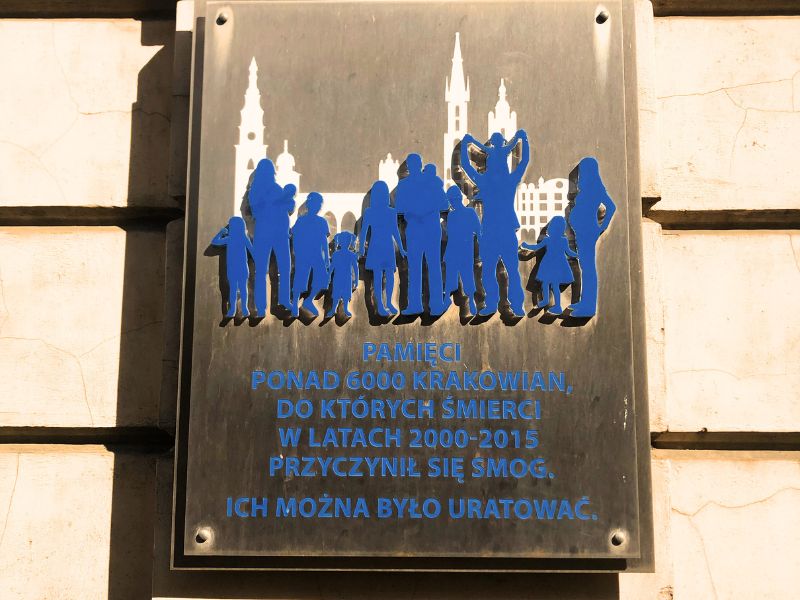 1 "In memory of over 6,000 Krakow residents to which death in the years 2000-2015 smog contributed. They could have been saved."