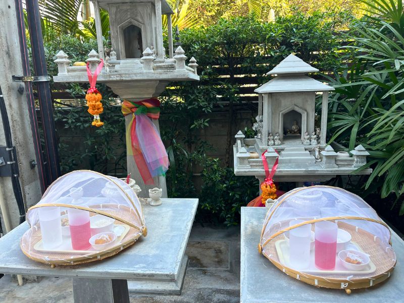 Daily offerings to the spirit houses