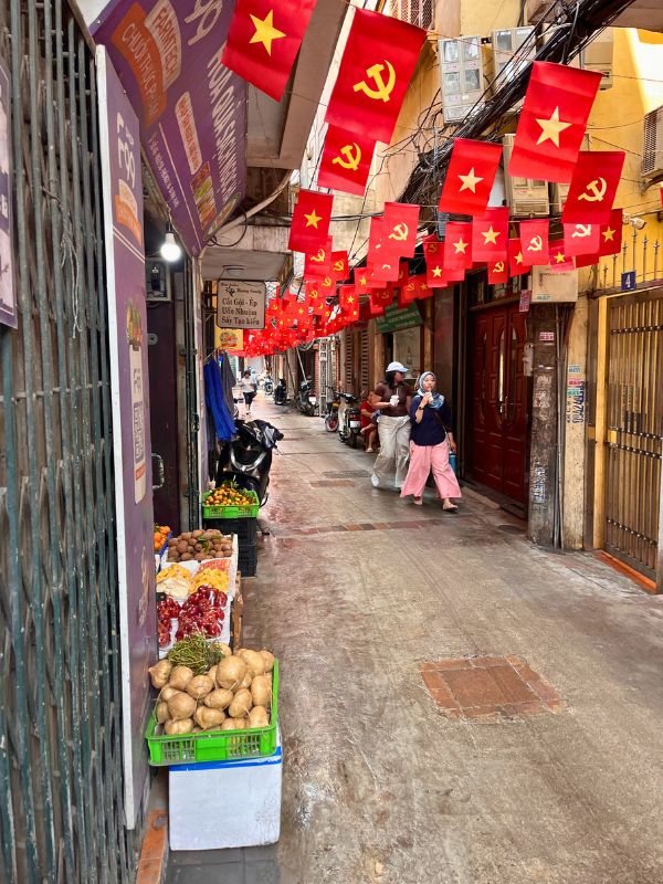 Hanoi in One Day - flags