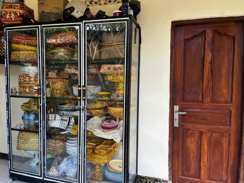 All houses have a display cabinet with ritual supplies.