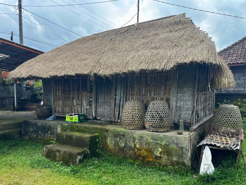 Elders' hut. Thanks to tourism, most families have upgraded from this old style house to the concrete & tile structures.