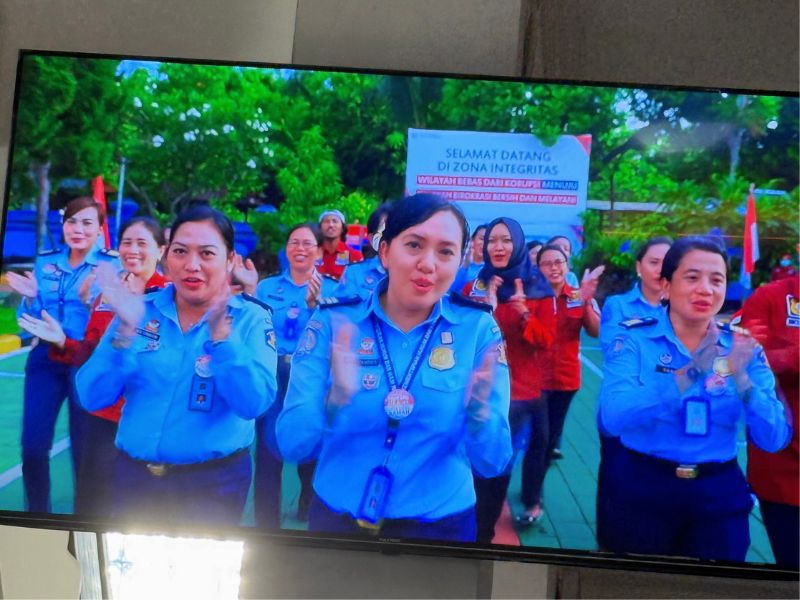 Super-peppy musical welcome video at the immigration office