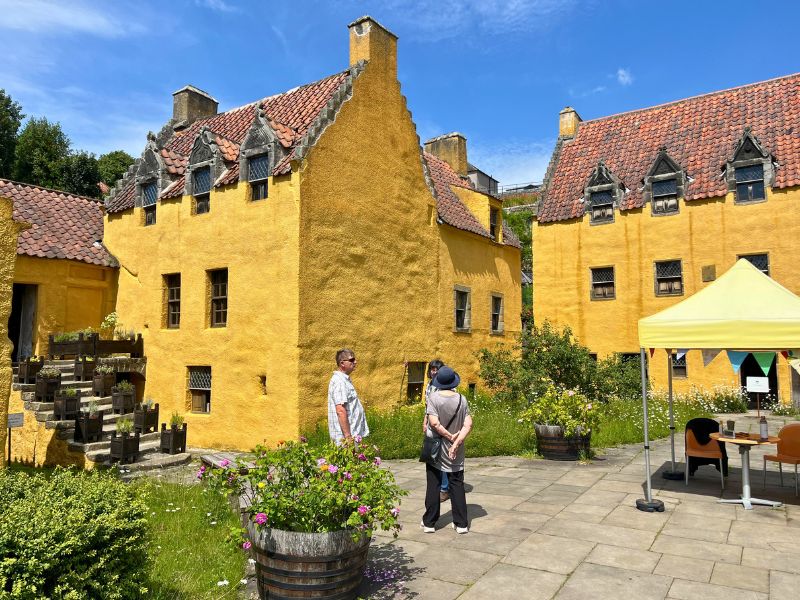 Culross Palace. In Outlander Season 2, this was a village encampment where Claire extracts a tooth from a woman and Murtagh waits on Jamie finishing a meeting with Prince Charles.