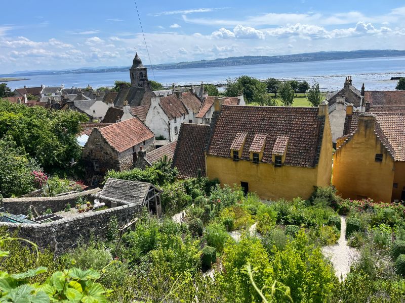View of the palace and the town (burgh) beyond